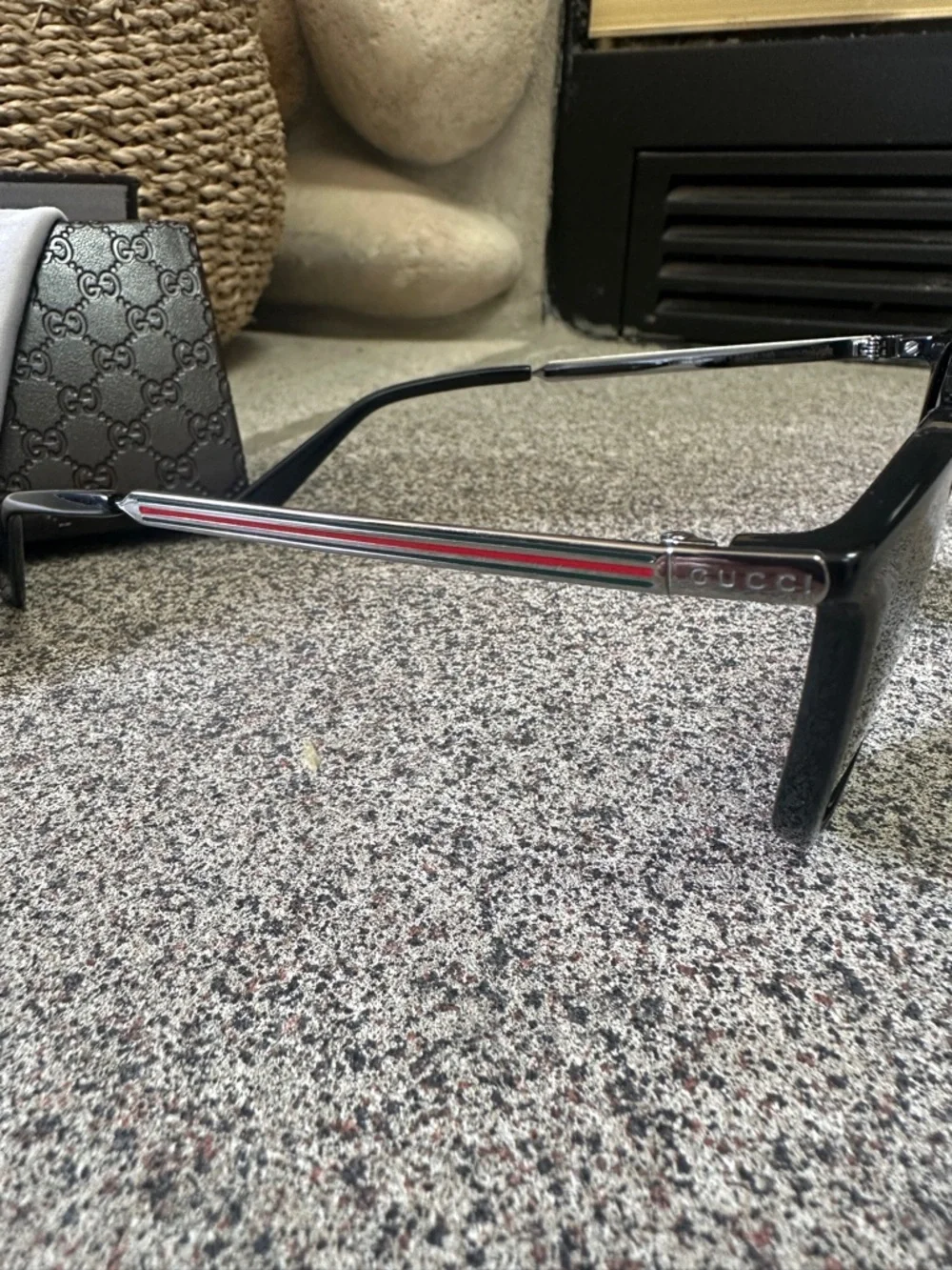 Gucci Black Oversized unisex Sunglasses with Dark Lenses - Picture 4 of 9